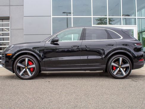 Used 2024 Porsche Cayenne S w/ Premium Package image 7