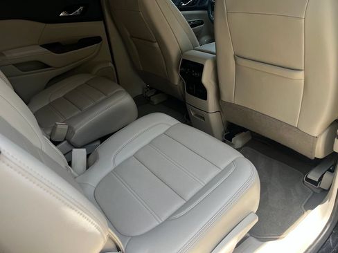 Used 2021 GMC Acadia Denali w/ Denali Technology Package FWD image 11