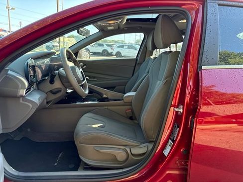 Used 2024 Hyundai Elantra SEL w/ Convenience Package FWD image 8