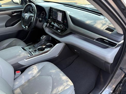 Used 2021 Toyota Highlander Limited FWD image 23