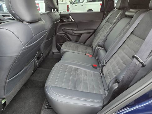 Used 2025 Mitsubishi Outlander SE image 18