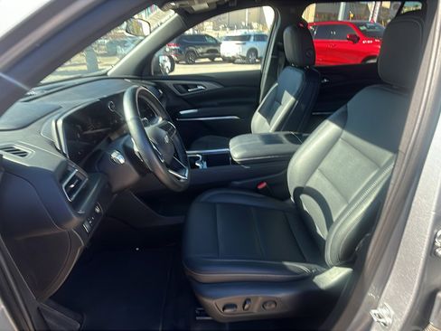 Used 2025 Chevrolet Traverse LT image 10