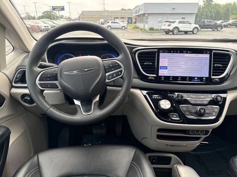 Used 2024 Chrysler Pacifica Touring-L FWD image 9
