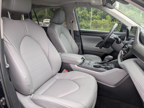 Used 2025 Toyota Highlander XLE FWD image 33