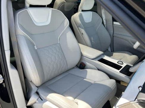Used 2025 Volvo EX90 Ultra AWD/4WD image 11