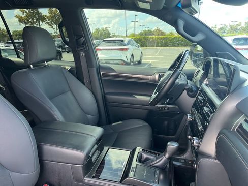 Used 2023 Lexus GX 460 Premium w/ Accessory Package AWD/4WD image 9