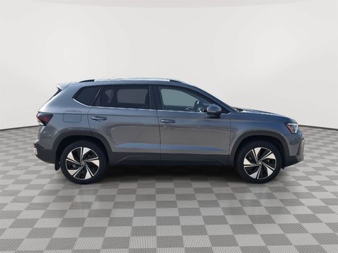 Used 2025 Volkswagen Taos SE w/ Panoramic Sunroof Package AWD/4WD image 15