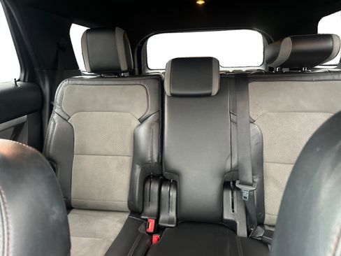 Used 2017 Ford Explorer XLT w/ XLT Appearance Package image 13