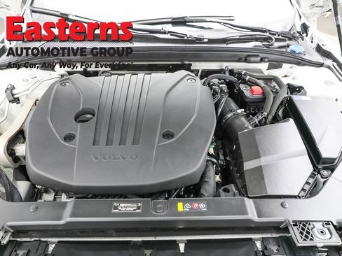 Used 2022 Volvo S60 B5 Momentum image 7