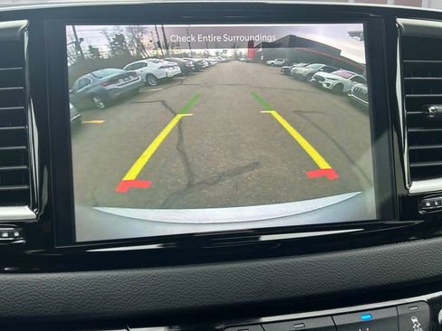 Used 2023 Chrysler Pacifica Touring-L image 31