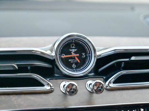 Used 2023 Bentley Bentayga image 28