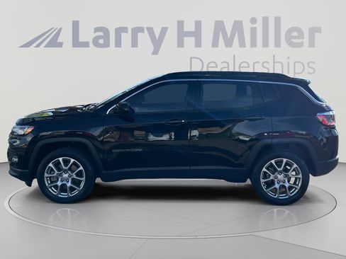 Used 2023 Jeep Compass Latitude w/ Sun and Sound Group AWD/4WD image 2