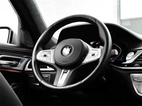 Used 2022 BMW 750i xDrive w/ Autobahn Package image 21