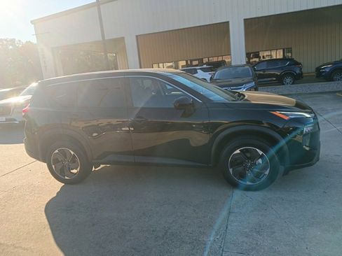 Used 2024 Nissan Rogue SV image 7