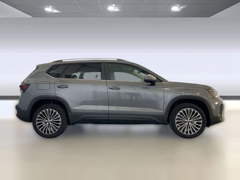 New 2026 Volkswagen Taos SE image 8