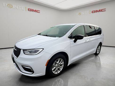 Used 2024 Chrysler Pacifica Touring-L image 2