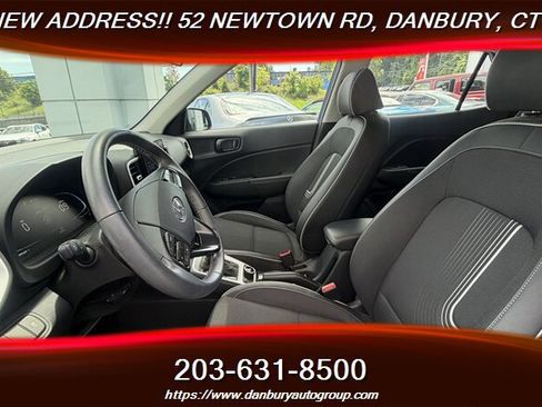 Used 2024 Hyundai Venue Limited FWD image 12