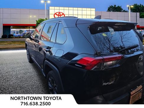 Used 2022 Toyota RAV4 XLE Premium image 6
