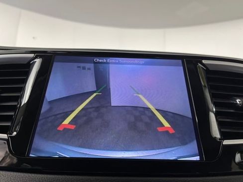 Used 2019 Chrysler Pacifica Touring-L image 31