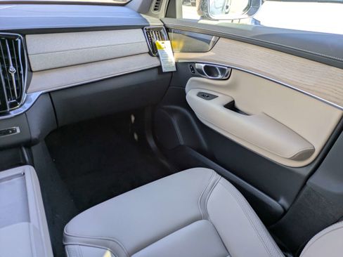 New 2026 Volvo XC90 B6 Plus w/ Protection Package Premier image 18