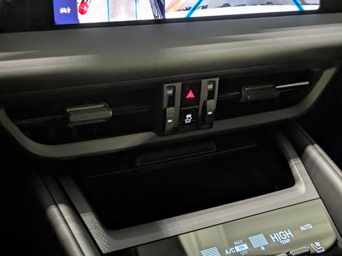 New 2026 Porsche Macan 4 Electric image 40