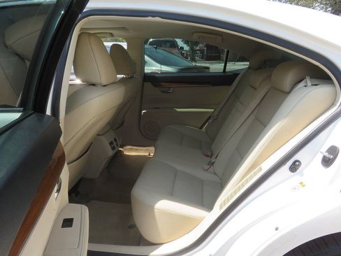 Used 2015 Lexus ES 300h w/ Premium Package w/Bamboo Trim FWD image 21
