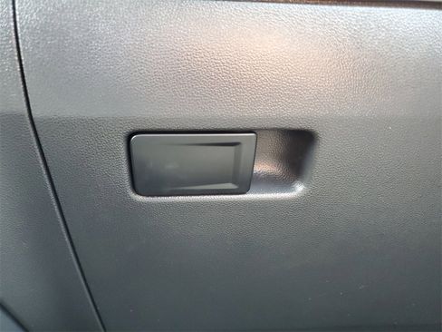 Used 2022 Volkswagen Taos SE image 92