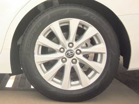 Used 2020 Toyota Camry LE FWD image 10