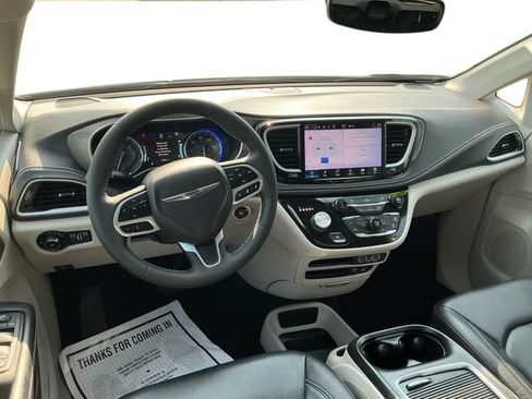 Used 2022 Chrysler Pacifica Touring-L FWD image 30