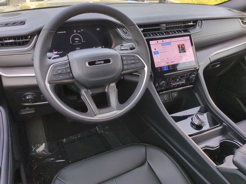 Used 2025 Jeep Grand Cherokee Limited w/ Black Appearance Package image 29