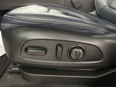 Used 2022 Chevrolet Bolt EUV LT w/ Convenience Package FWD image 10