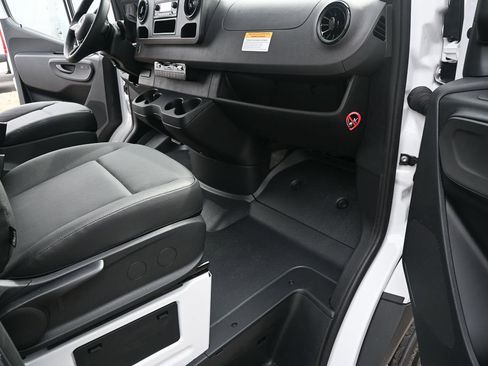 Used 2025 Mercedes-Benz Sprinter 2500 image 21