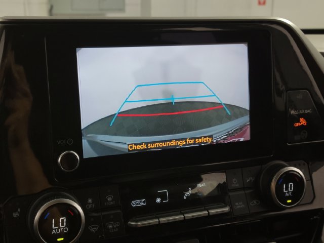 Used 2024 Toyota Highlander XLE FWD image 17