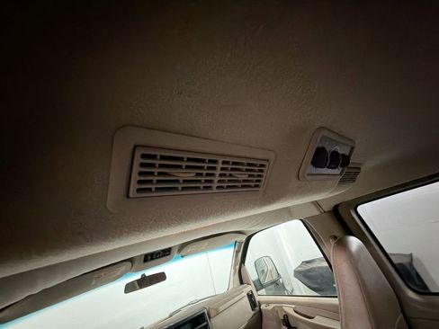 Used 2004 Chevrolet Express 2500 Passenger w/ LS Preferred Equipment Group RWD image 17