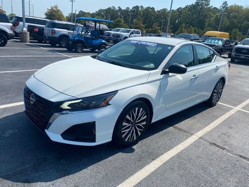 Used 2025 Nissan Altima 2.5 SV FWD image 3