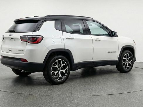 Used 2025 Jeep Compass Limited image 9