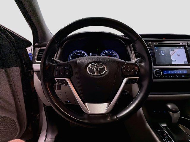 Certified 2017 Toyota Highlander XLE w/ Carpet Mat Package AWD/4WD image 11