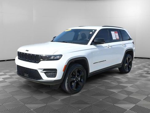 Used 2023 Jeep Grand Cherokee Altitude AWD/4WD image 2
