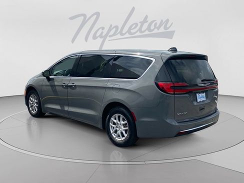 Used 2023 Chrysler Pacifica Touring-L FWD image 3