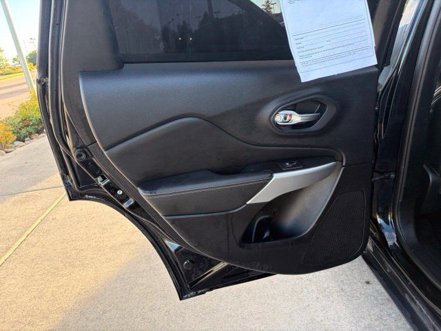 Used 2022 Jeep Cherokee Latitude w/ Trailer Tow Group AWD/4WD image 14