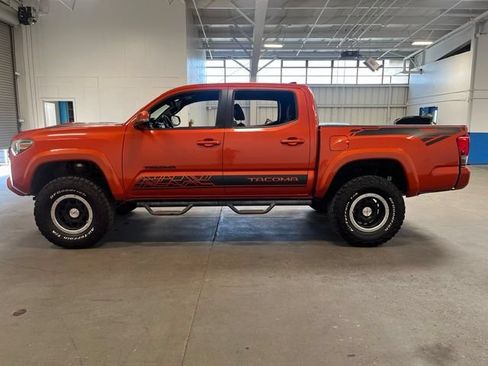 Used 2017 Toyota Tacoma TRD Sport w/ Tow Package AWD/4WD image 6