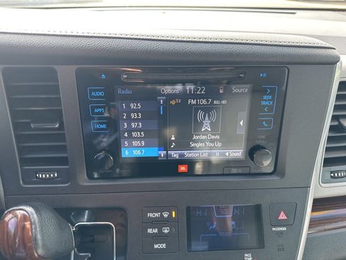 Used 2015 Toyota Sienna Limited Premium image 3