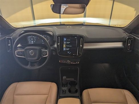 Used 2019 Volvo XC40 T5 Momentum image 9