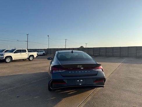 Used 2025 Hyundai Elantra SEL FWD image 16