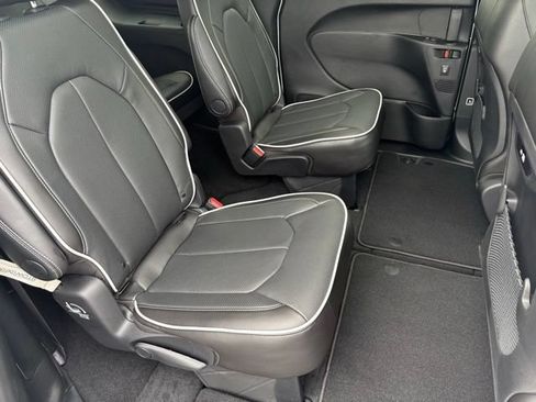 New 2027 Chrysler Pacifica Limited FWD image 20