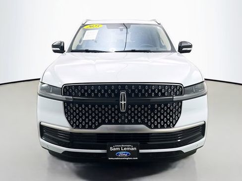Used 2025 Lincoln Navigator Reserve image 2