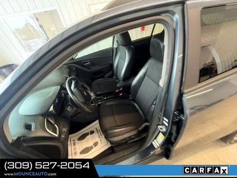 Used 2021 Chevrolet Trax LT w/ LT Convenience Package FWD image 17