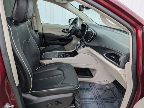 Used 2023 Chrysler Pacifica Limited image 29