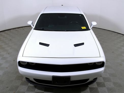 Used 2019 Dodge Challenger SXT image 4