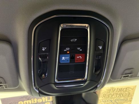 Used 2023 Jeep Grand Cherokee Limited AWD/4WD image 34